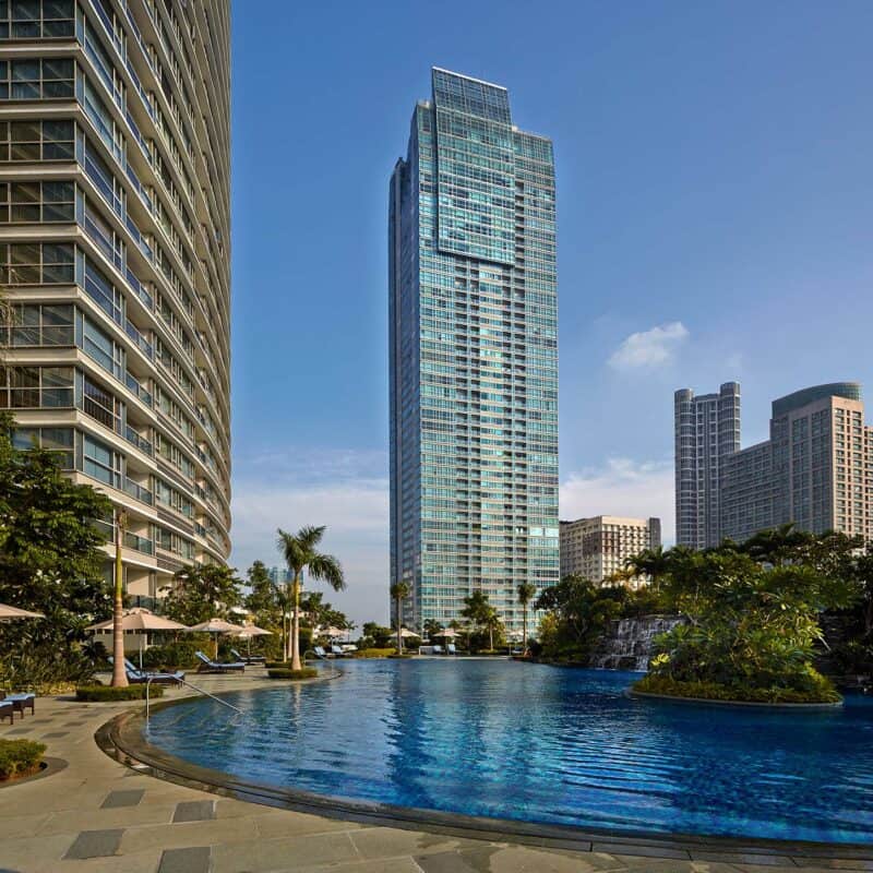 Shang Properties enriching unrivaled leisure and wellness facilities combine convenience, luxury, and wellness like the beautifully designed swimming areas. One Shangri-La Place
