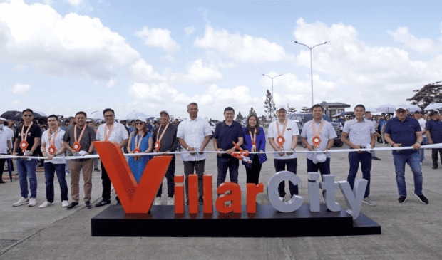 Villar Group Chairman Manny Villar leads the opening of Villar Avenue, the main artery of his 3,500-hectare landmark venture, Villar City, that will seamlessly connect the 15 satellite cities comprising Villar City. He is joined by his children, Vista Land President and CEO Manuel Paolo Villar, Sen. Mark Villar, and House Deputy Speaker Camille Villar. With the family are (from L-R) Silang Mayor Atty. Kevin Anarna, Muntinlupa City Mayor Ruffy Biazon, Dasmarinas Mayor Jenny Barzaga, Dasmarinas Rep. Pidi Barzaga, Cavite Gov. Jonvic Remulla, Bacoor City Mayor Strike Revilla, Imus City Mayor Alex “AA” Advincula, Paranaque Mayor Eric Olivares, and Gen. Trias City Mayor Luis “Jon-Jon” Ferrer. The 10-lane avenue—which starts at the juncture of The Crossing Cafe and Dear Joe along Daang Hari Road—is expected to help decongest traffic and reduce travel time from Las Piñas to portions of Bacoor and Dasmariñas in Cavite province.