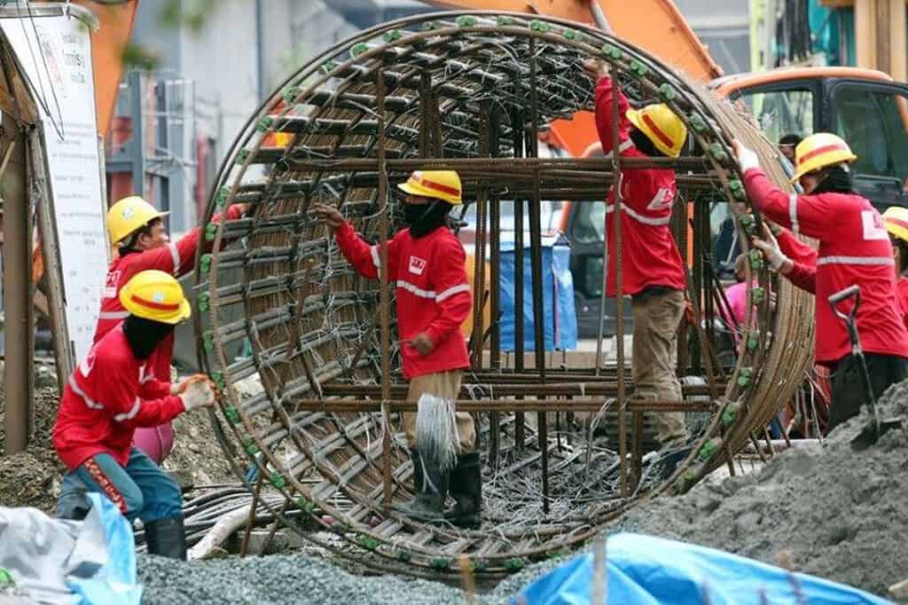 Workers are seen installing steel at a construction site in Santa Cruz, Manila, Oct. 26, 2022.