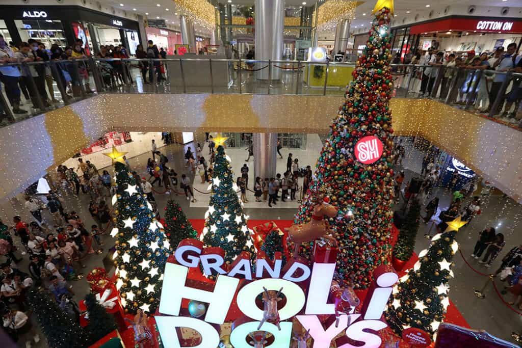 COLLIERS believes that mall operators and retailers should cash in on holiday spending across the country. — PHILIPPINE STAR/EDD GUMBAN
