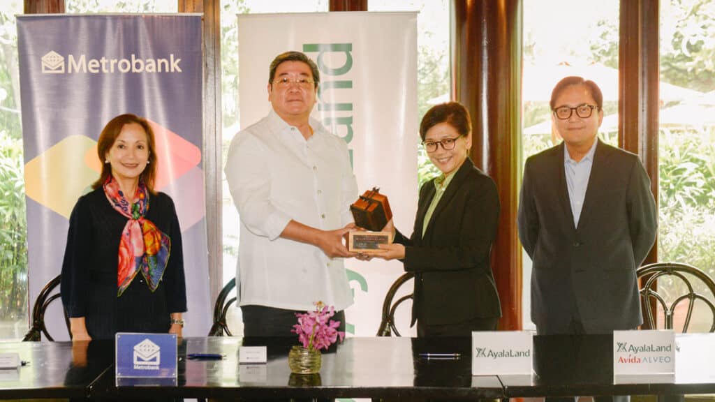 From left: Metropolitan Bank and Trust Co. (Metrobank) Executive Vice President and Institutional Banking Sector Head, Mylene A. Caparas; Metrobank President, Fabian S. Dee; Ayala Land, Inc. (ALI) President and CEO, Anna Ma. Margarita B. Dy; and ALI Senior Vice President, Chief Finance Officer, Treasurer, and Chief Compliance Officer, Augusto D. Bengzon.
