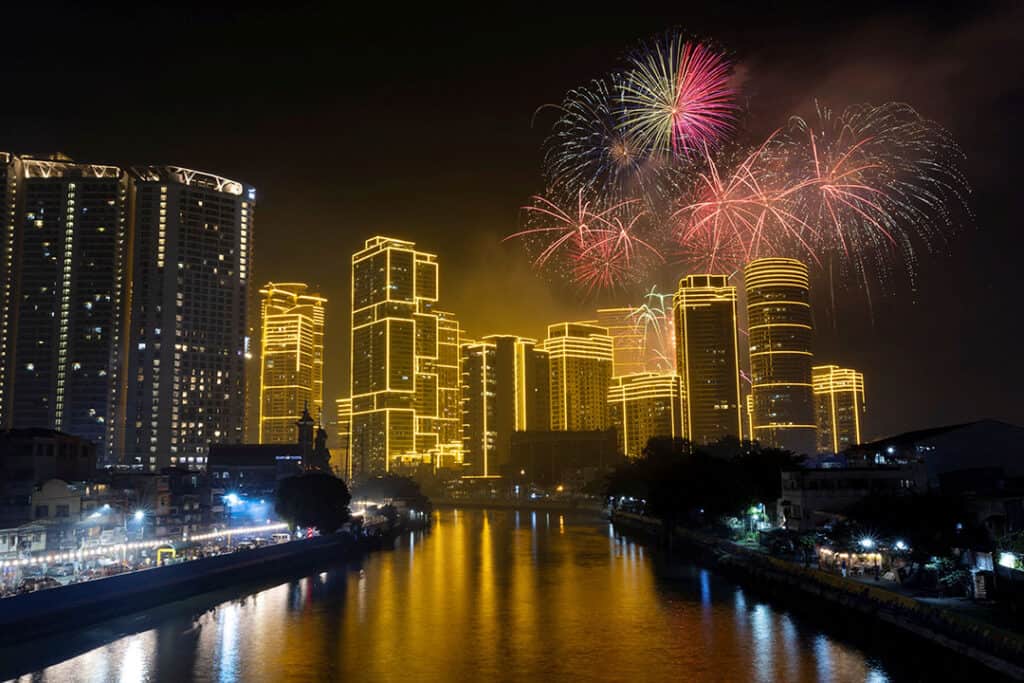 FIREWORKS explode over Rockwell Center in celebration of the New Year in Makati City, Philippines, Jan. 1, 2024. — REUTERS
