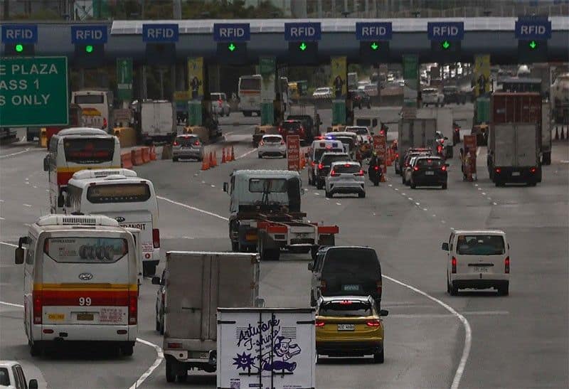 Motorists traveling from the northern provinces to Metro Manila experience light to moderate traffic at the North Luzon Expressway (NLEX), as seen from the Bocaue Toll Plaza in Bulacan on January 2, 2024.
