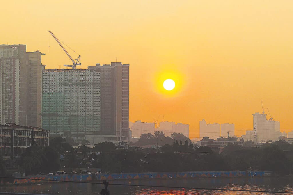 THE SUN rises behind buildings as seen from the Mabini Bridge in Manila, June 16, 2023. — PHILIPPINE STAR/MIGUEL DE GUZMAN
