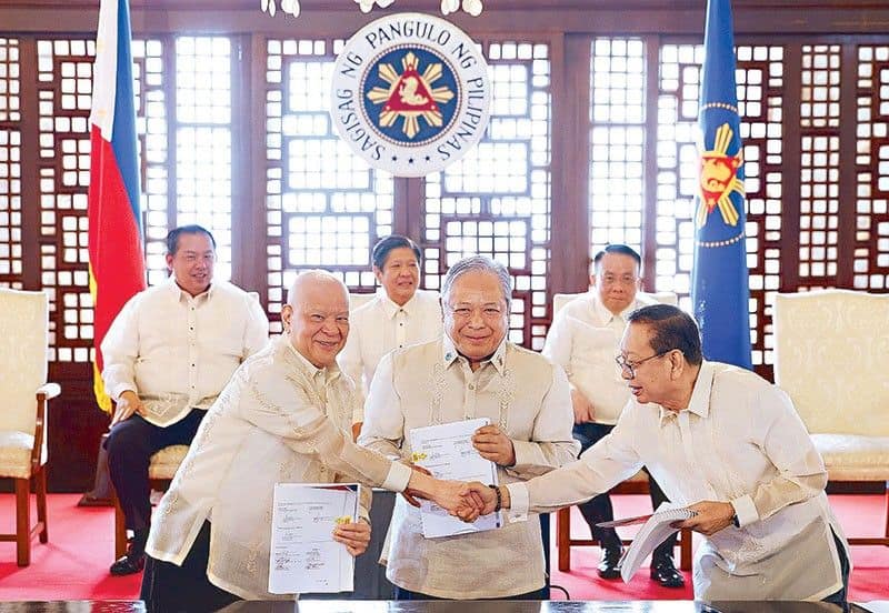 President Marcos, seated with Speaker Martin Romualdez and Executive Secretary Lucas Bersamin, witnesses the signing of the concession agreement for the NAIA-Public-Private Partnership project at Malacañang yesterday. Signing the agreement for the modernization of NAIA (inset) were San Miguel Corp. president and CEO Ramon Ang, Transportation Secretary Jaime Bautista and MIAA General Manager Eric Jose Ines.
