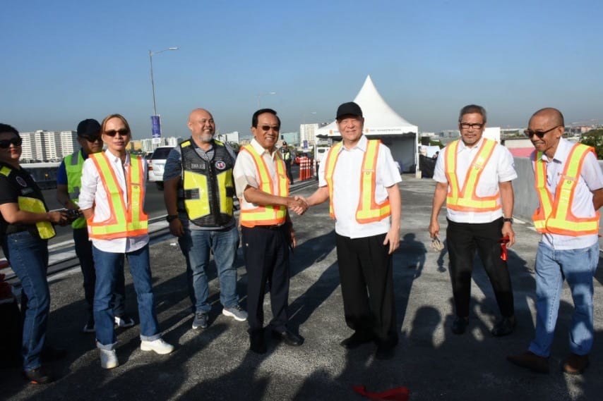 DPWH Secretary Manny Bonoan and SMC President and CEO Ramon S. Ang officially open the Tramo access ramp of the NAIA Expressway Friday, March 1, in Pasay City.
