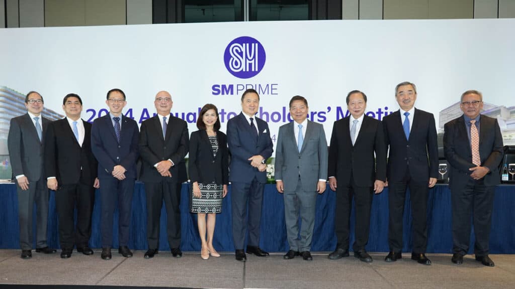 From left: SM Prime’s Assistant Corporate Secretary, Arthur Sy; Corporate Secretary, Atty. Elmer Serrano; Chief Finance Officer and Chief Compliance Officer, John Nai Peng Ong; President, Jeffrey Lim; Independent Director, Atty.  Darlene Marie Berberabe; Chairman of the Board, Henry Sy Jr.; Vice Chairman and Lead Independent Director, Amando Tetangco Jr.; Non-Executive Director, Herbert Sy; Chairman of the Executive Committee, Hans Sy; and Non-Executive Director, Jorge Mendiola.
