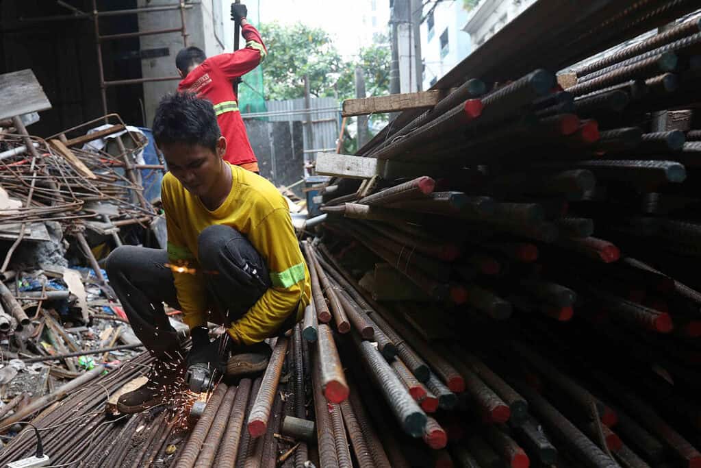 A worker cuts metal in a construction area in Binondo, Manila on March 24, 2022. — PHILIPPINE STAR/RUSSELL PALMA
