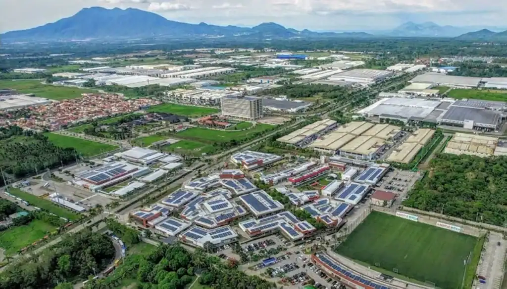 LIMA Estate - the largest privately-owned industrial estate in the Philippines, was recognized as the country’s Best Industrial Development at the 2025 PropertyGuru Philippines Property Awards. Situated in Lipa-Malvar, Batangas, the 1,000-hectare PEZA-registered Special Economic Zone is home to 185 locators and 75,000 employees.
