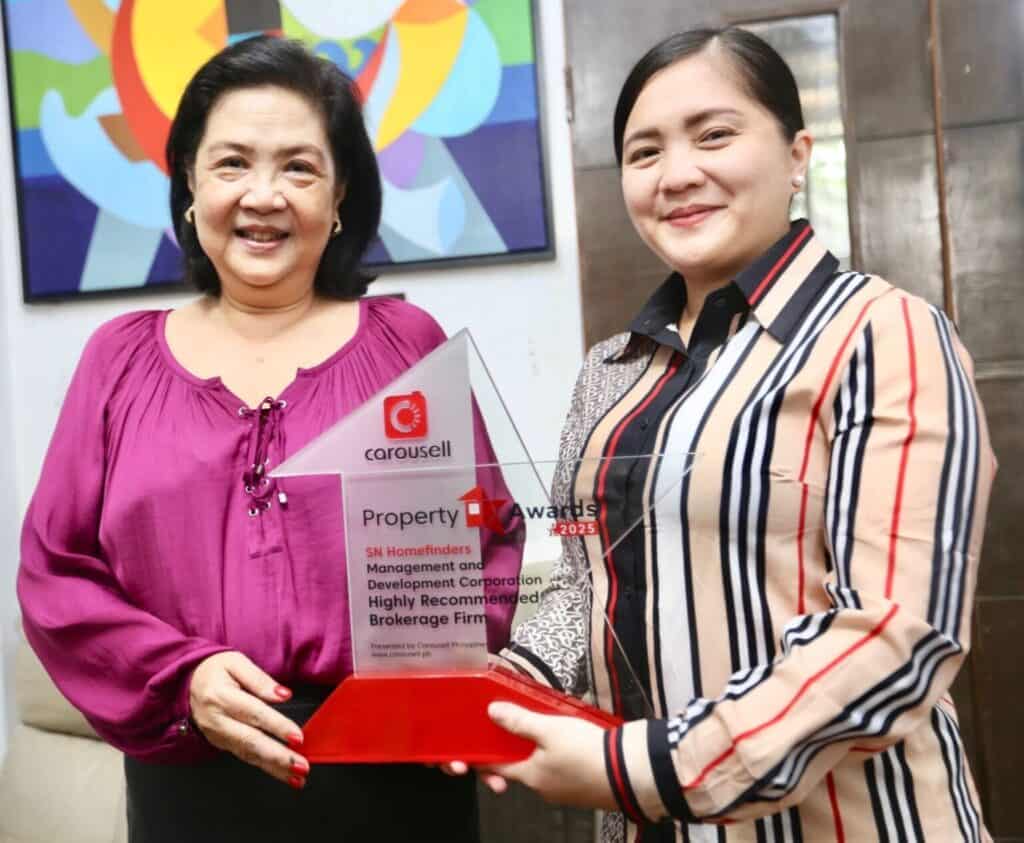 (L-R) SN Homefinders Management and Corporation president Sol Nolasco-Tirol receving the Highly Recommended Brokerage Firm award with Carousell Philippines business director and market representative Shine Resurreccion

