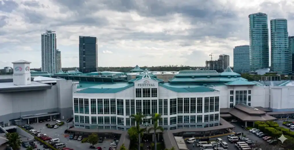 Set within Filinvest City, Festival Mall Alabang highlights how retail becomes central to a growing community, at the heart of a dynamic urban district. (Photo: Filinvest Mall)
