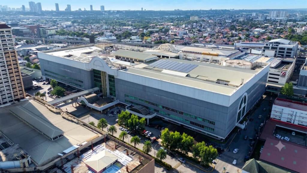 The iconic Sta. Lucia Mall is the first major shopping mall in Rizal Province.
